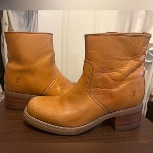 Frye short vintage campus boots. Size 9 worn once. Color is accurate as shown